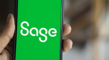 Dhaka, Bangladeş - 10 Kasım 2024: Sage Group logosu akıllı telefonda gösteriliyor. Sage Group plc bir İngiliz yazılım şirketidir..
