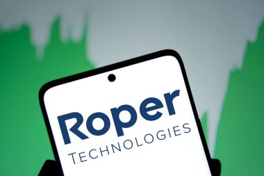 Dhaka, Bangladeş - 10 Kasım 2024: Roper Teknoloji logosu akıllı telefonda sergilenmektedir. Roper Technologies Inc., ABD 'li çeşitlendirilmiş endüstriyel şirket..