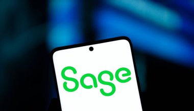 Dhaka, Bangladeş - 10 Kasım 2024: Sage Group logosu akıllı telefonda gösteriliyor. Sage Group plc bir İngiliz yazılım şirketidir..