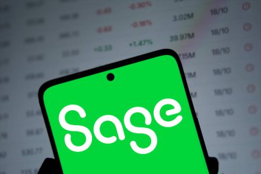 Dhaka, Bangladeş - 10 Kasım 2024: Sage Group logosu akıllı telefonda gösteriliyor. Sage Group plc bir İngiliz yazılım şirketidir..