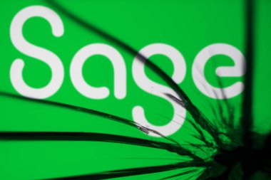 Dhaka, Bangladeş - 10 Kasım 2024: Sage Group logosu kırık camda görülüyor. Sage Group plc bir İngiliz yazılım şirketidir..