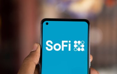 Dhaka, Bangladeş - 10 Kasım 2024: SoFi Teknoloji logosu akıllı telefonda gösteriliyor. SoFi Teknolojileri bir Amerikan finans teknolojisi şirketidir..