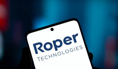 Dhaka, Bangladeş - 10 Kasım 2024: Roper Teknoloji logosu akıllı telefonda sergilenmektedir. Roper Technologies Inc., ABD 'li çeşitlendirilmiş endüstriyel şirket..