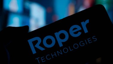 Dhaka, Bangladeş - 10 Kasım 2024: Roper Teknoloji logosu akıllı telefonda sergilenmektedir. Roper Technologies Inc., ABD 'li çeşitlendirilmiş endüstriyel şirket..