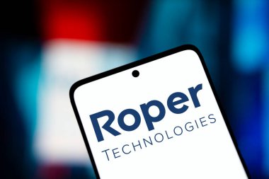 Dhaka, Bangladeş - 10 Kasım 2024: Roper Teknoloji logosu akıllı telefonda sergilenmektedir. Roper Technologies Inc., ABD 'li çeşitlendirilmiş endüstriyel şirket..