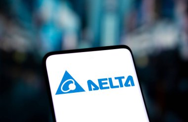 Dhaka, Bangladeş - 10 Kasım 2024: Delta Elektronik logosu akıllı telefonda sergilenmektedir. Delta Elektronik Tayvanlı bir slectronics imalat şirketidir..