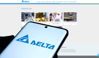 Dhaka, Bangladeş - 10 Kasım 2024: Delta Elektronik logosu akıllı telefonda sergilenmektedir. Delta Elektronik Tayvanlı bir slectronics imalat şirketidir..