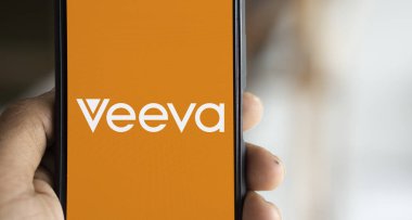 Dhaka, Bangladeş - 10 Kasım 2024: Veeva Systems logosu akıllı telefonda sergilenmektedir. Veeva Systems Inc, Amerikalı bir bulut bilgisayar şirketidir..