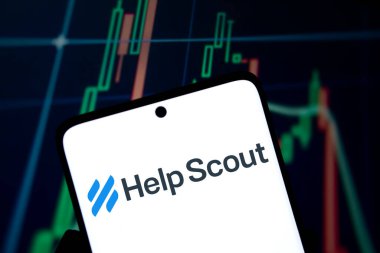 Dhaka, Bangladeş - 11 Kasım 2024: İzci logosu akıllı telefonda gösteriliyor. Help Scout PBC küresel bir uzaktan kumanda şirketi..