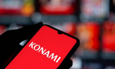 Dhaka, Bangladeş - 09 Kasım 2024: Konami logosu akıllı telefonda gösteriliyor. Konami çok uluslu bir Japon eğlence şirketidir..