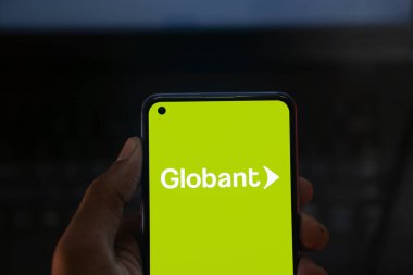 Dhaka, Bangladeş - 09 Kasım 2024: Globant logosu akıllı telefonda gösteriliyor. Globant bir IT ve yazılım geliştirme şirketidir..