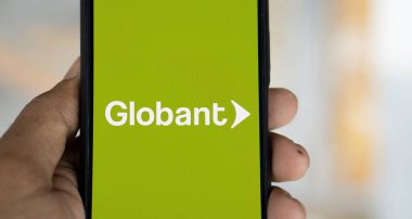 Dhaka, Bangladeş - 09 Kasım 2024: Globant logosu akıllı telefonda gösteriliyor. Globant bir IT ve yazılım geliştirme şirketidir..