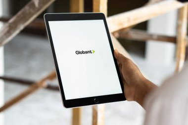 Dhaka, Bangladeş - 09 Kasım 2024: Globant logosu iPad 'de gösteriliyor. Globant bir IT ve yazılım geliştirme şirketidir..