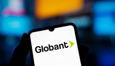 Dhaka, Bangladeş - 09 Kasım 2024: Globant logosu akıllı telefonda gösteriliyor. Globant bir IT ve yazılım geliştirme şirketidir..