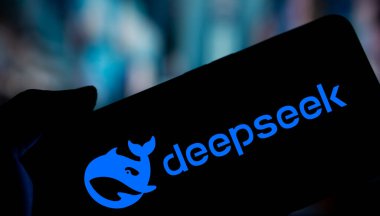 Dhaka, Bangladeş - 09 Kasım 2024: Deepseek Ai logosu akıllı telefonda gösteriliyor.