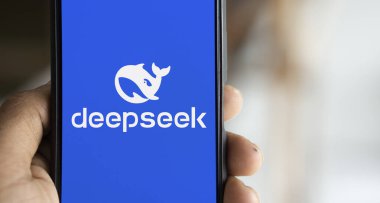 Dhaka, Bangladeş - 09 Kasım 2024: Deepseek Ai logosu akıllı telefonda gösteriliyor.