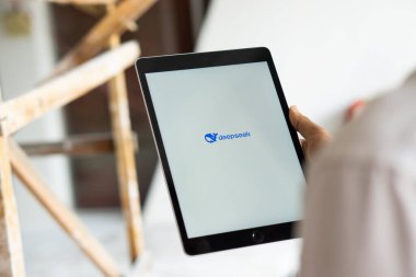 Dhaka, Bangladeş - 09 Kasım 2024: Deepseek Ai logosu iPad 'de gösteriliyor.