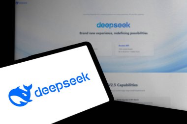 Dhaka, Bangladeş - 09 Kasım 2024: Deepseek Ai logosu akıllı telefonda gösteriliyor.