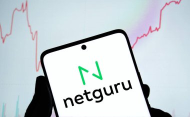 Dhaka, Bangladeş - 09 Kasım 2024: Netguru logosu akıllı telefonda gösteriliyor. Netguru Polonyalı bir yazılım geliştirme şirketidir..