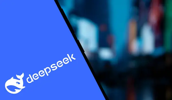 Dhaka, Bangladeş - 09 Kasım 2024: Deepseek Ai logosu akıllı telefonda gösteriliyor.
