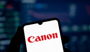 Dhaka, Bangladeş - 09 Kasım 2024: Canon logosu akıllı telefondan sergilenmektedir. Canon Inc çok uluslu bir Japon şirketidir..