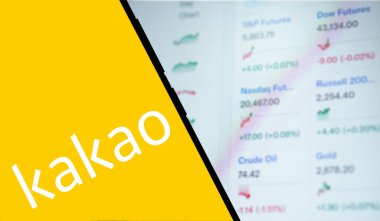 Dhaka, Bangladeş - 09 Kasım 2024: Kakao logosu akıllı telefonda gösteriliyor.