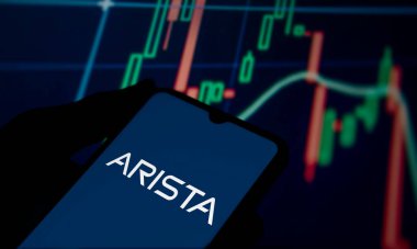 Dhaka, Bangladeş - 14 Kasım 2024: Arista logosu akıllı telefonda gösteriliyor. Arista Networks Inc bir bilgisayar ağı şirketidir..