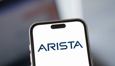 Dhaka, Bangladeş - 14 Kasım 2024: Arista logosu akıllı telefonda gösteriliyor. Arista Networks Inc bir bilgisayar ağı şirketidir..
