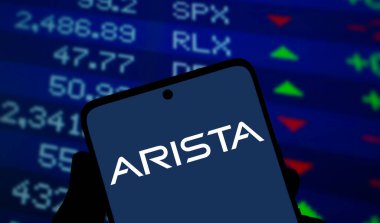 Dhaka, Bangladeş - 14 Kasım 2024: Arista logosu akıllı telefonda gösteriliyor. Arista Networks Inc bir bilgisayar ağı şirketidir..