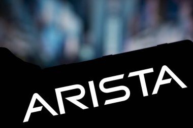 Dhaka, Bangladeş - 14 Kasım 2024: Arista logosu akıllı telefonda gösteriliyor. Arista Networks Inc bir bilgisayar ağı şirketidir..