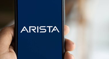 Dhaka, Bangladeş - 14 Kasım 2024: Arista logosu akıllı telefonda gösteriliyor. Arista Networks Inc bir bilgisayar ağı şirketidir..