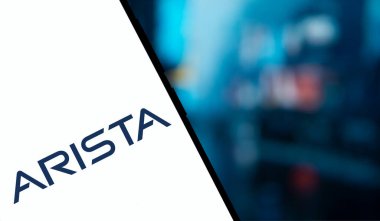 Dhaka, Bangladeş - 14 Kasım 2024: Arista logosu akıllı telefonda gösteriliyor. Arista Networks Inc bir bilgisayar ağı şirketidir..