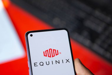 Dhaka, Bangladeş - 15 Ekim 2024: Equinix logosu akıllı telefonda sergilenmektedir. Equi Nix Inc, Amerikan çok uluslu bir şirket..