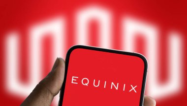 Dhaka, Bangladeş - 15 Ekim 2024: Equinix logosu akıllı telefonda sergilenmektedir. Equi Nix Inc, Amerikan çok uluslu bir şirket..