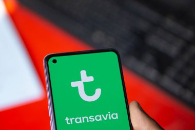 Dhaka, Bangladeş - 15 Ekim 2024: Transavia logosu akıllı telefonda gösteriliyor.
