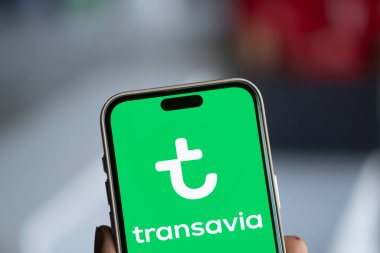 Dhaka, Bangladeş - 15 Ekim 2024: Transavia logosu akıllı telefonda gösteriliyor.