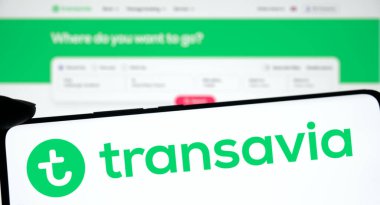 Dhaka, Bangladeş - 15 Ekim 2024: Transavia logosu akıllı telefonda gösteriliyor.