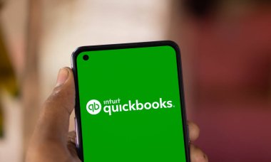 Dhaka, Bangladeş - 15 Ekim 2024: Sezgisel hızlı kitap logosu akıllı telefonda gösteriliyor. QuickBooks bir muhasebe yazılımıdır..