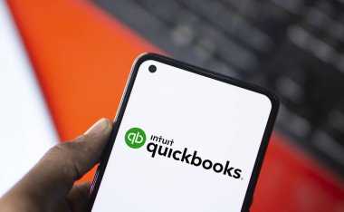Dhaka, Bangladeş - 15 Ekim 2024: Sezgisel hızlı kitap logosu akıllı telefonda gösteriliyor. QuickBooks bir muhasebe yazılımıdır..