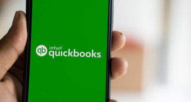 Dhaka, Bangladeş - 15 Ekim 2024: Sezgisel hızlı kitap logosu akıllı telefonda gösteriliyor. QuickBooks bir muhasebe yazılımıdır..