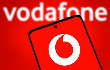 Dhaka, Bangladeş - 15 Kasım 2024: Vodafone logosu akıllı telefonda gösteriliyor.