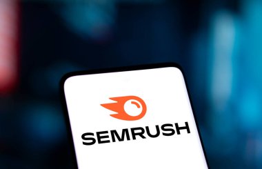 Dhaka, Bangladeş - 17 Kasım 2024; Semrush logosu akıllı telefonda gösteriliyor. Semrush dijital pazarlama ve SEO için bir SaaS platformudur..