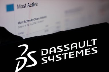 Dhaka, Bangladeş - 17 Kasım 2024: Dassault Systemes logosu akıllı telefonda gösteriliyor.