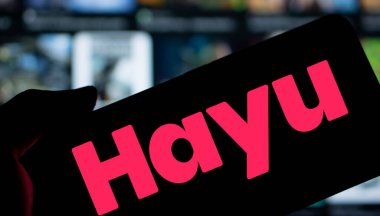 Dhaka, Bangladeş - 24 Kasım 2024: Hayu logosu akıllı telefonda gösteriliyor. Hayu abonelik tabanlı bir video yayın platformudur.