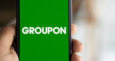 Dhaka, Bangladeş - 19 Kasım 2024 Groupon logosu akıllı telefonda sergileniyor. Groupon Inc bir Amerikan küresel e-ticaret pazarıdır..