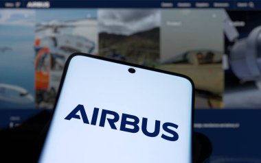 Dhaka, Bangladeş - 24 Kasım 2024: Airbus logosu akıllı telefonda sergilenmektedir. Airbus Se bir Avrupa havacılık şirketidir..