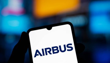 Dhaka, Bangladeş - 24 Kasım 2024: Airbus logosu akıllı telefonda sergilenmektedir. Airbus Se bir Avrupa havacılık şirketidir..