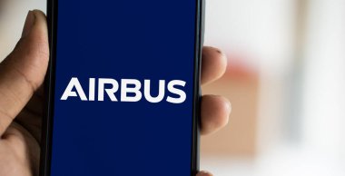 Dhaka, Bangladeş - 24 Kasım 2024: Airbus logosu akıllı telefonda sergilenmektedir. Airbus Se bir Avrupa havacılık şirketidir..