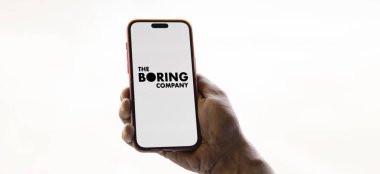 Dhaka, Bangladeş - 24 Kasım 2024: Sıkıcı şirket logosu akıllı telefonda sergileniyor. Sıkıcı Şirket (TBC), ABD 'li altyapı, tünel inşaat ve ekipman şirketidir..