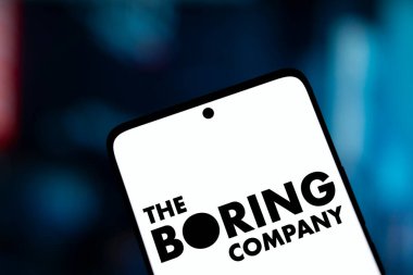 Dhaka, Bangladeş - 24 Kasım 2024: Sıkıcı şirket logosu akıllı telefonda sergileniyor. Sıkıcı Şirket (TBC), ABD 'li altyapı, tünel inşaat ve ekipman şirketidir..